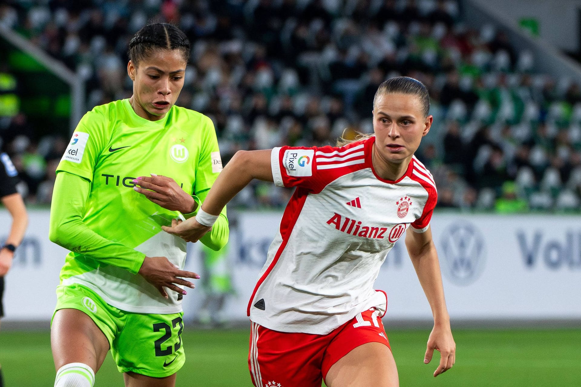 Sveindís Jane Jónsdóttir im Zweikampf mit Klara Bühl: In der Liga dominierte der FC Bayern in der laufenden Saison.