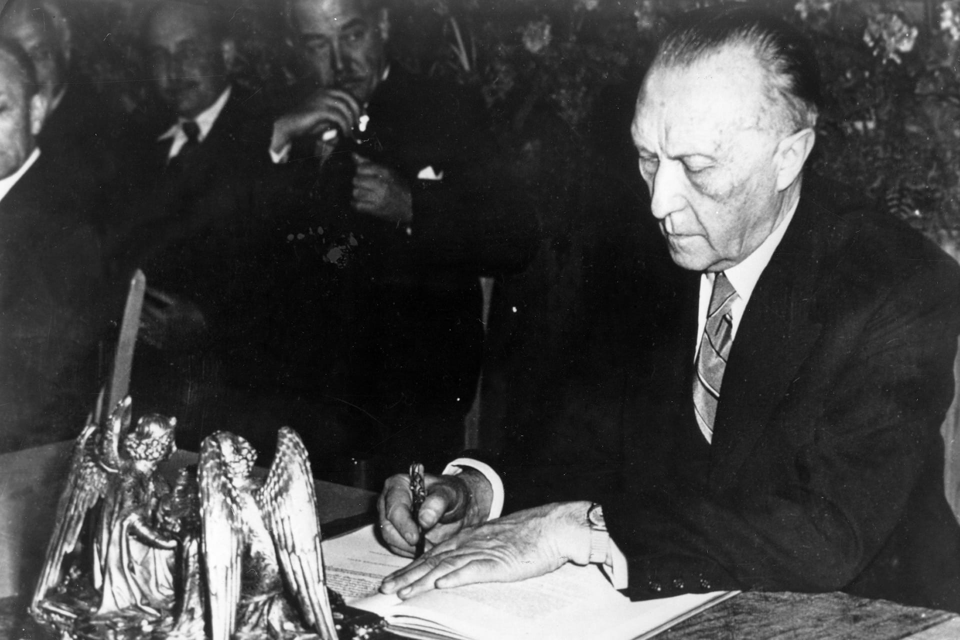 1949: Konrad Adenauer unterzeichnet das Grundgesetz.