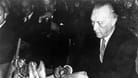 1949: Konrad Adenauer unterzeichnet das Grundgesetz.