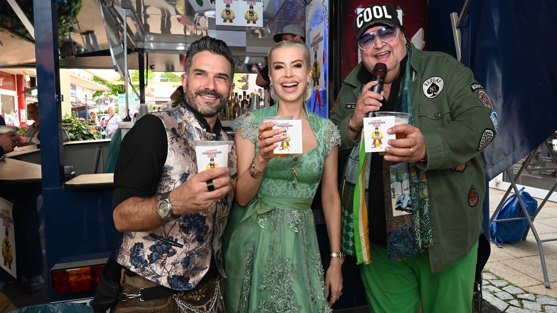 Den Stargästen schmeckt's: Andreas Ellermann (r.) hat sein neues Bier von Marc Terenzi (l.) und Verena Kerth verkosten lassen.