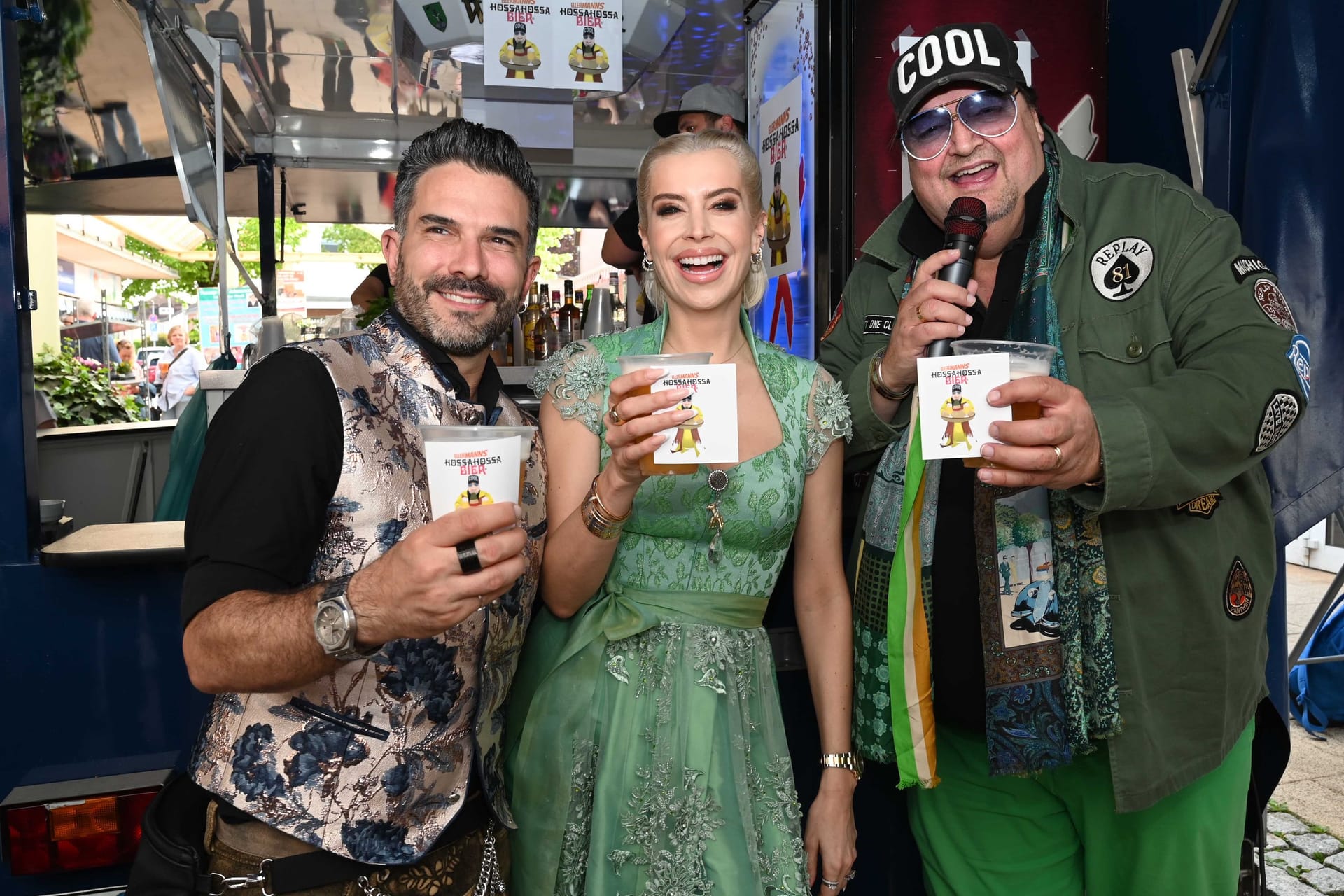 Den Stargästen schmeckt's: Andreas Ellermann (r.) hat sein neues Bier von Marc Terenzi (l.) und Verena Kerth verkosten lassen.