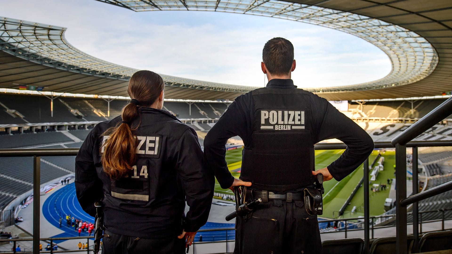 Polizisten im Olympiastation (Archivbild): Während der EM-Spiele sind die Polizeikräfte dauerhaft im Großeinsatz.