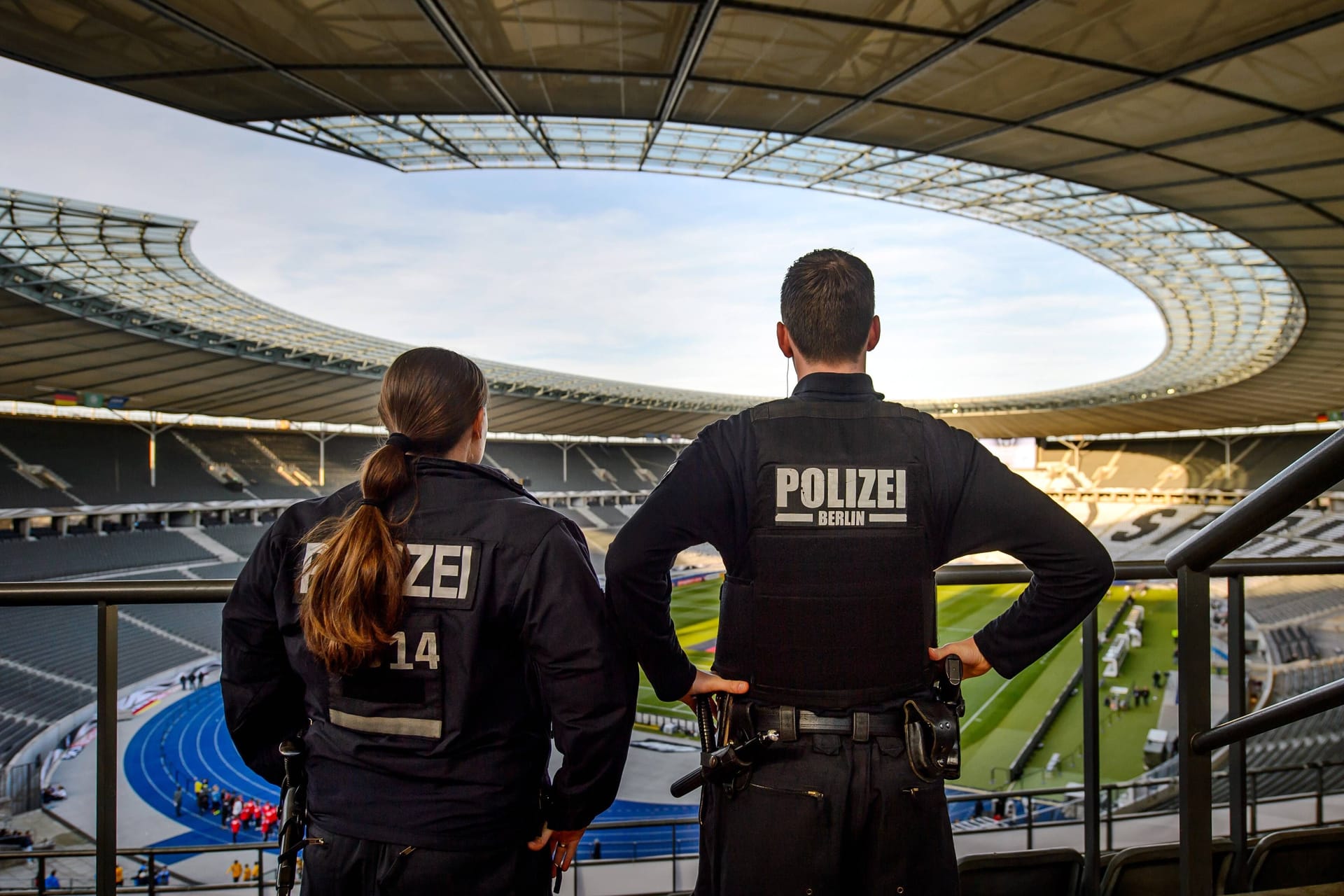 Polizisten im Olympiastation (Archivbild): Während der EM-Spiele sind die Polizeikräfte dauerhaft im Großeinsatz.