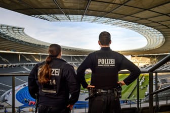 Polizisten im Olympiastation (Archivbild): Während der EM-Spiele sind die Polizeikräfte dauerhaft im Großeinsatz.