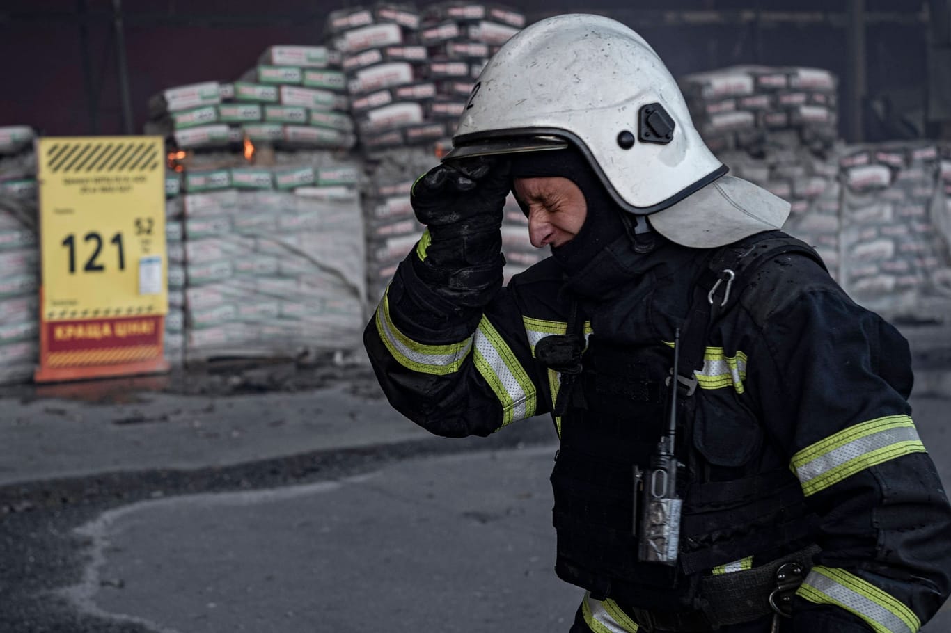 Ein Feuerwehrmann am Rande der Löscharbeiten an einem Baumarkt in Charkiw.