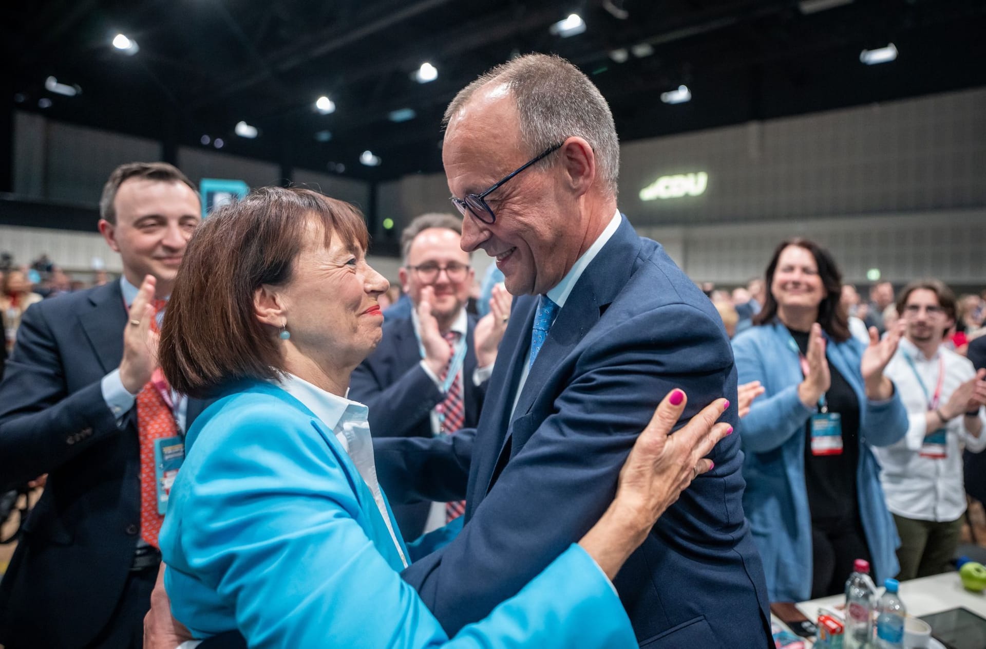 CDU-Chef Merz lässt sich von seiner Gattin beglückwünschen.