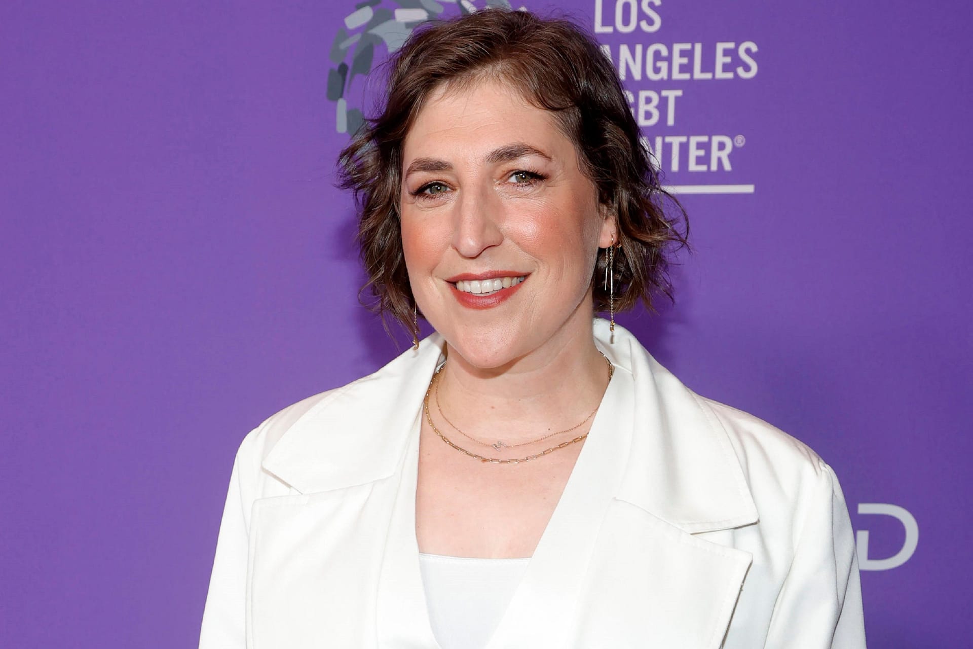 Mayim Bialik ohne Brille und Pullunder im April 2023.