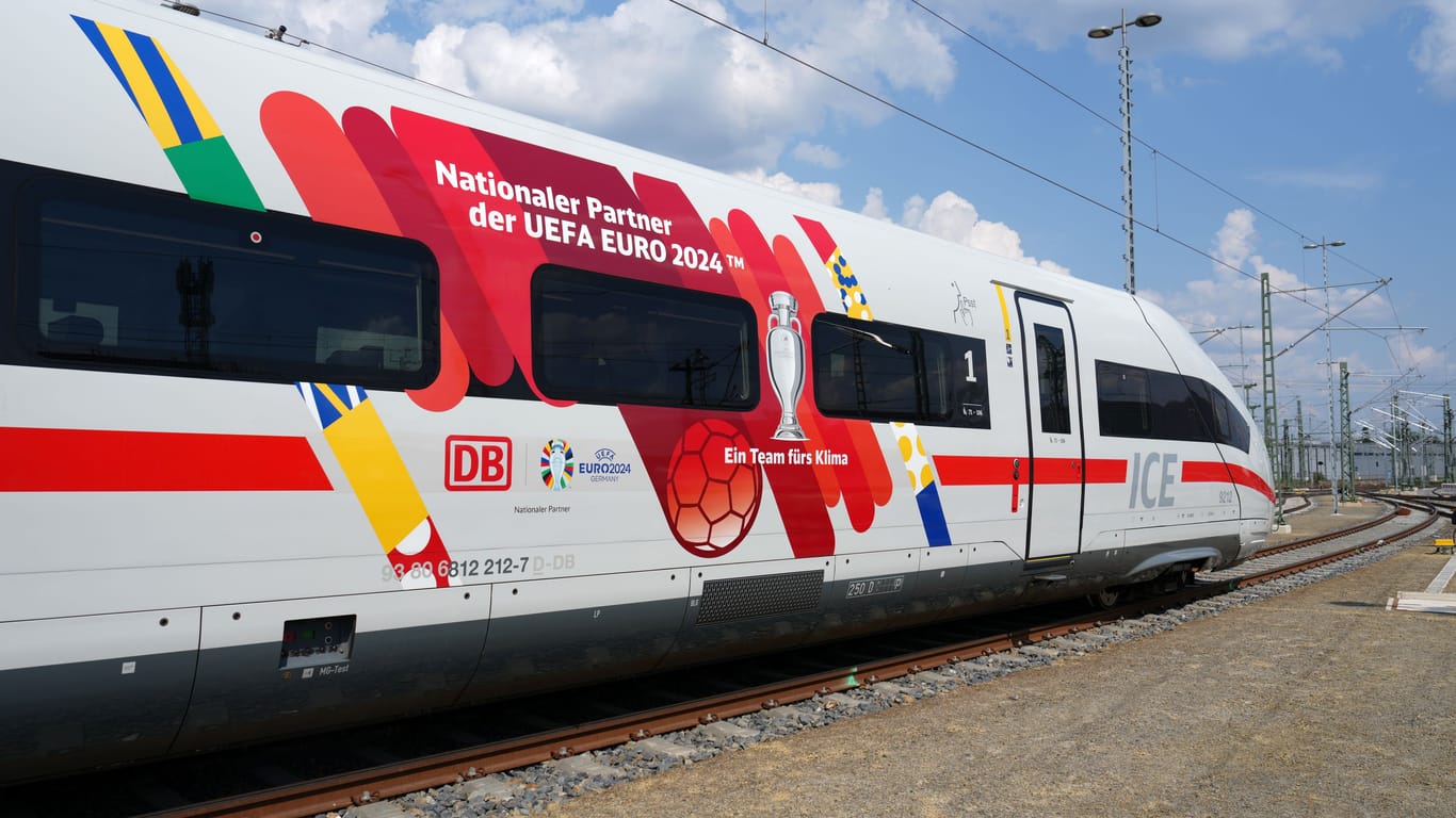"Rollende Fanzone": Die Deutsche Bahn hat einen ICE 4 speziell zur EM umgestaltet – außen wie innen.