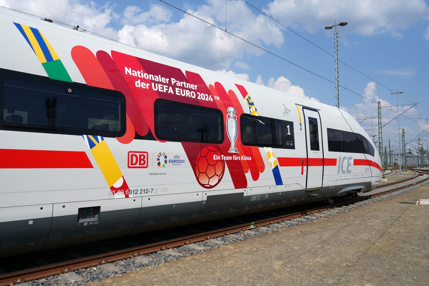 "Rollende Fanzone": Die Deutsche Bahn hat einen ICE 4 speziell zur EM umgestaltet – außen wie innen.