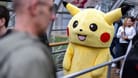 Ein Cosplayer geht als Pokémon Pikachu über die Leipziger Buchmesse (Archivbild): Bei zwei anderen sächsischen Pokémon-Fans flogen die Fäuste.