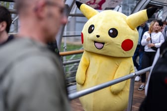 Ein Cosplayer geht als Pokémon Pikachu über die Leipziger Buchmesse (Archivbild): Bei zwei anderen sächsischen Pokémon-Fans flogen die Fäuste.