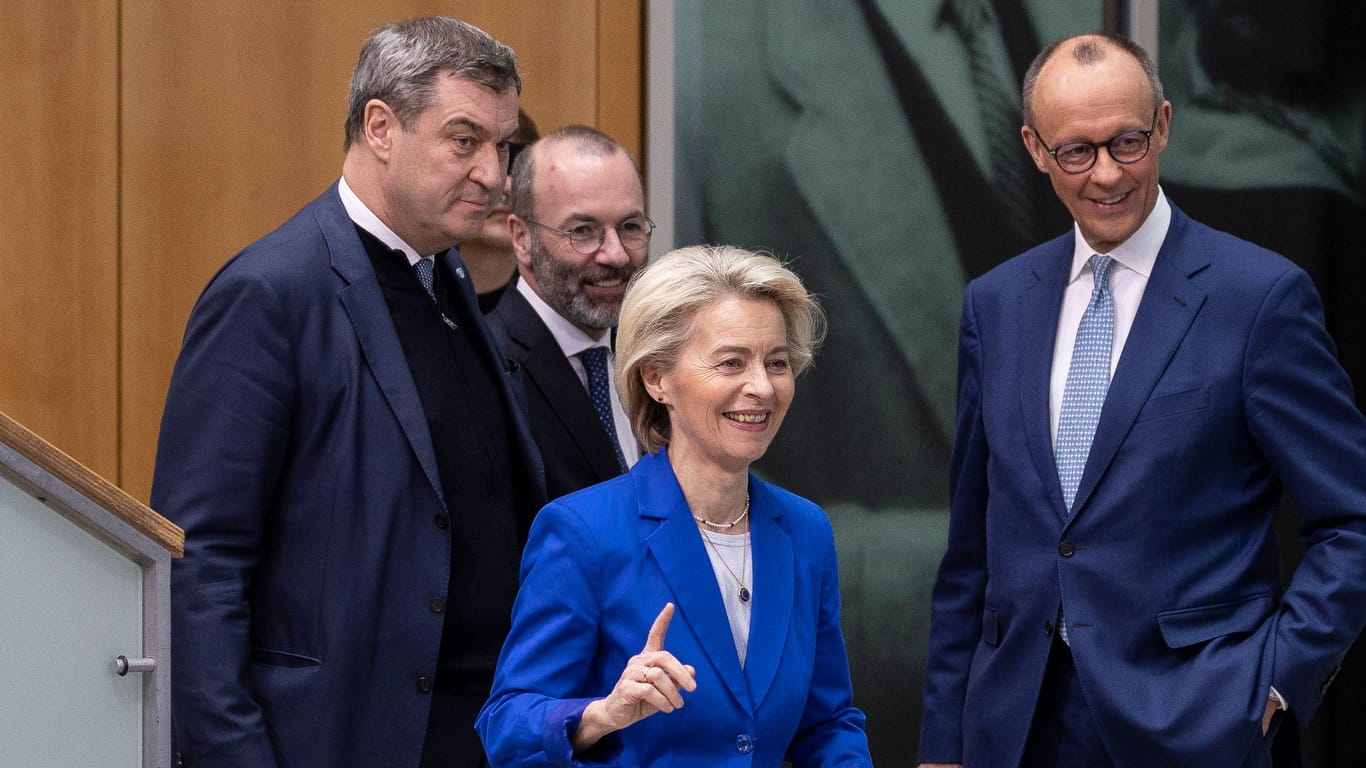 Von der Leyen mit CSU-Chef Söder (l.), EVP-Chef Weber (M.) und CDU-Chef Merz (r.): Die EU-Kommissionschefin macht nicht immer das, was die Union gerne hätte.