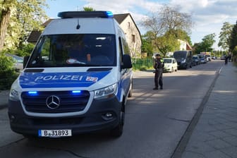 Nach dem Tod eines Mannes auf offener Straße im Berliner Bezirk Spandau ermittelt eine Mordkommission.