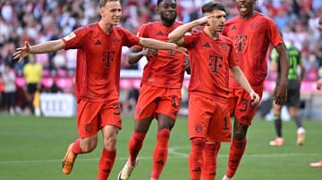 Nach dem Drama von Madrid gewinnt der FC Bayern sein letztes Bundesligaheimspiel dieser Saison mit 2:0 gegen den VfL Wolfsburg. Damit erobern die Münchner Platz zwei vom VfB Stuttgart zurück. Gleich zwei Profis feiern ihr Startelfdebüt für Bayern und Kapitän Manuel Neuer einen Meilenstein. Die Einzelkritik.