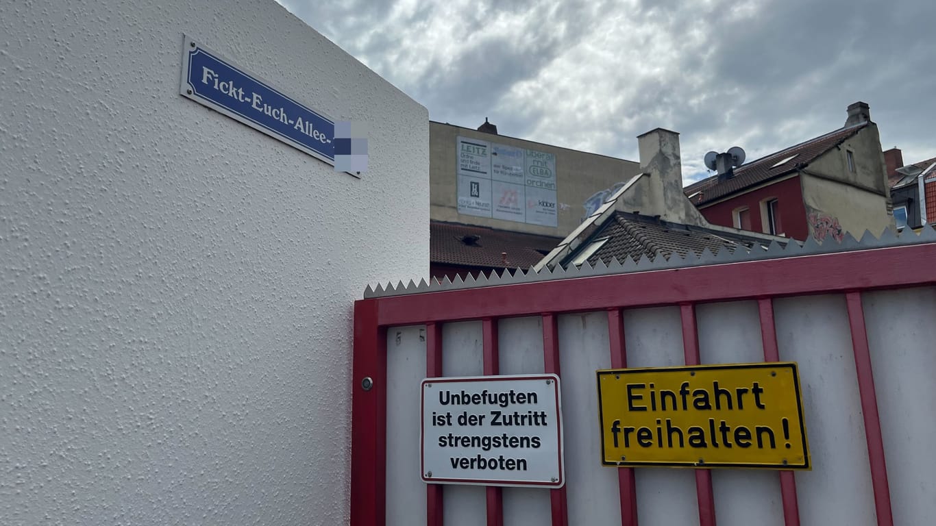 "Fickt-Euch-Allee" steht auf einem Schild vor dem Clubhaus geschrieben: Besucher scheinen hier nicht willkommen zu sein.