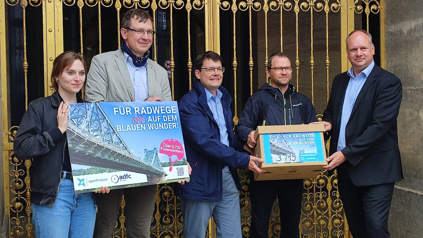 Dirk Hilbert (rechts) hat am Mittwochmittag einen Karton mit 3.719 Unterschriften entgegengenommen: Edwin Seifert (z. v. l.) wünscht sich ein sichereres Angebot für alle Radfahrer.