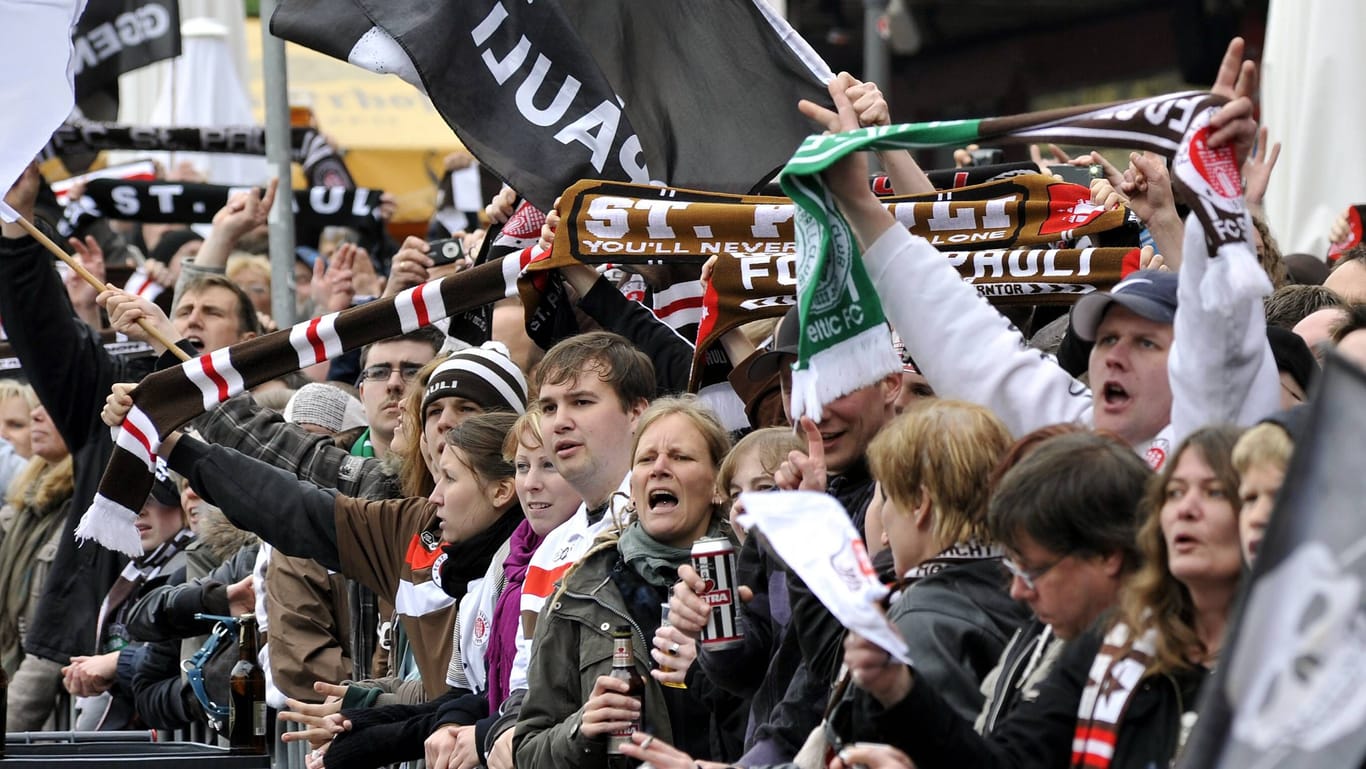 Aufstiege feiert St. Pauli traditionell auf dem Spielbudenplatz: Zuletzt war das im Mai 2010 der Fall. (Archivbild)