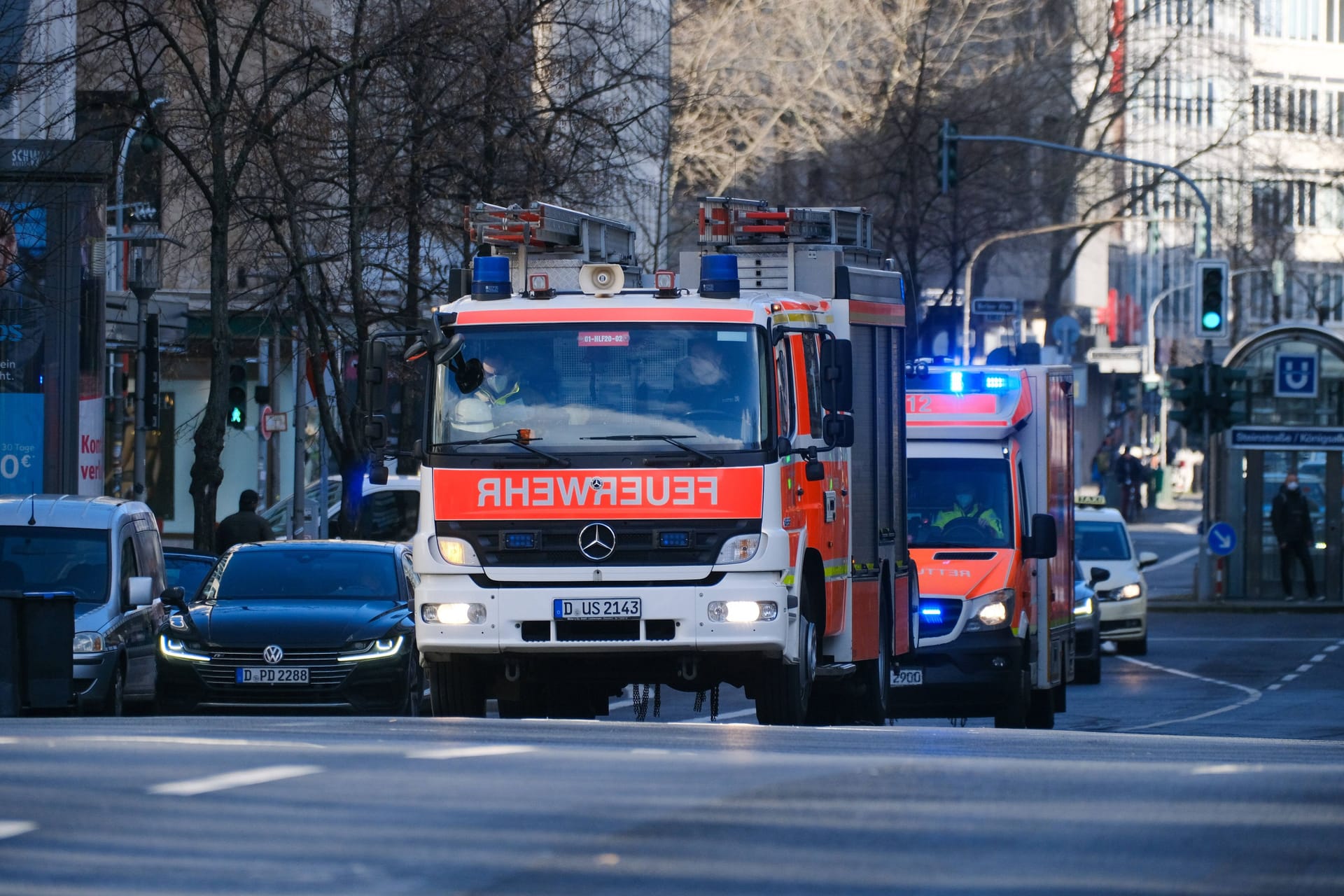 Feuerwehr und Rettungsdienst in Düsseldorf (Archivbild): Vor Ort waren rund 70 Kräfte im Einsatz.