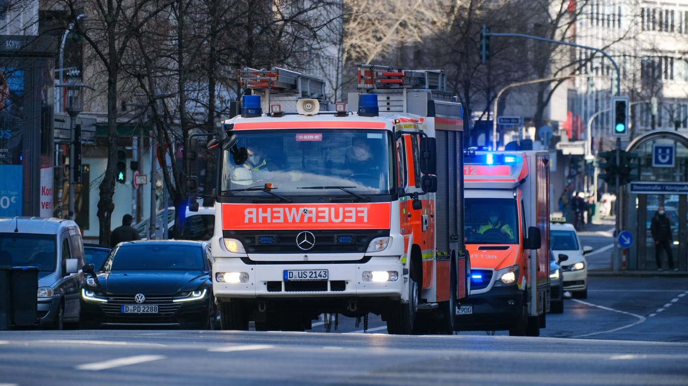Feuerwehr und Rettungsdienst in Düsseldorf (Archivbild): Vor Ort waren rund 70 Kräfte im Einsatz.