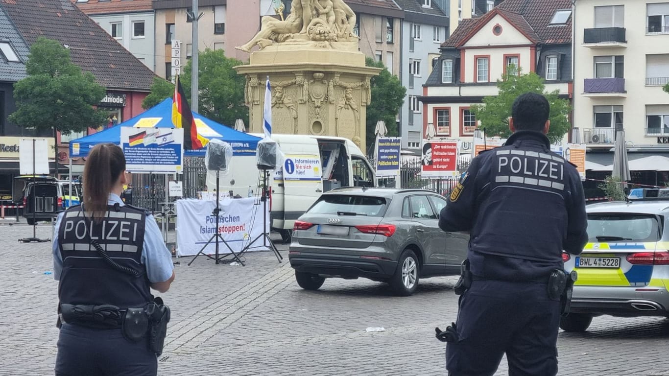 Marktplatz in Mannheim: Ein Mann greift mehrere Menschen mit einem Messer an.