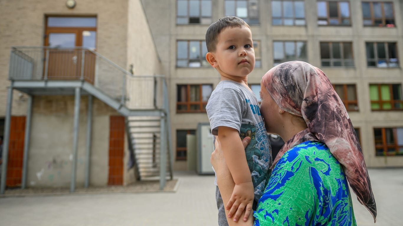 Eine geflüchtete Frau in einer thüringischen Unterkunft mit ihrem Kind (Archivbild): Vor den Kommunalwahlen befürchten Migrationsberater Eskalationen.
