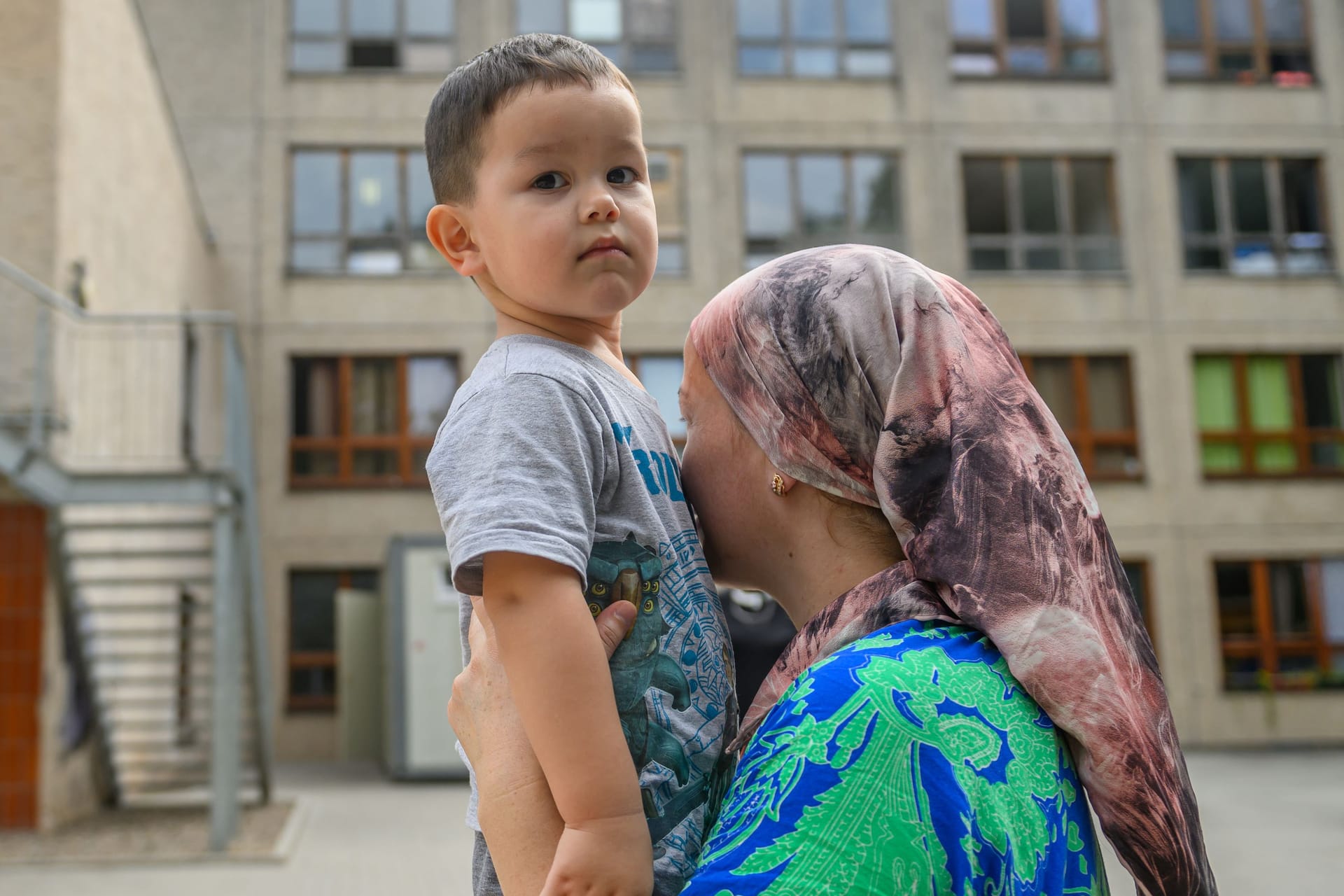 Eine geflüchtete Frau in einer thüringischen Unterkunft mit ihrem Kind (Archivbild): Vor den Kommunalwahlen befürchten Migrationsberater Eskalationen.