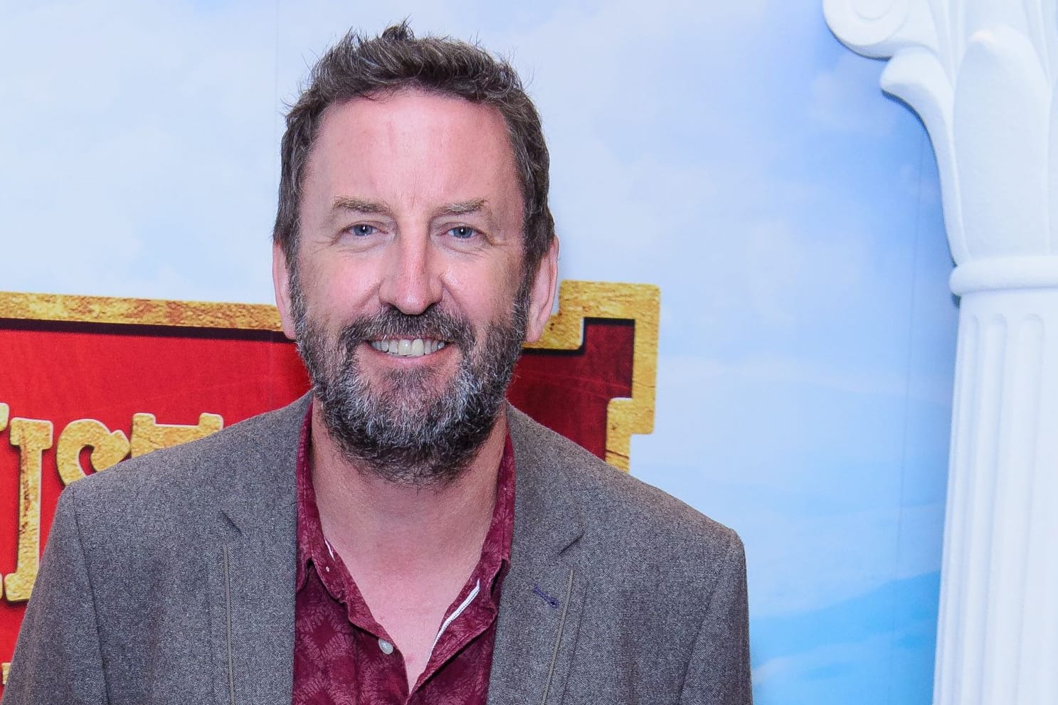 Lee Mack posiert 2019 bei der "Horrible Histories The Movie"-Premiere in London.