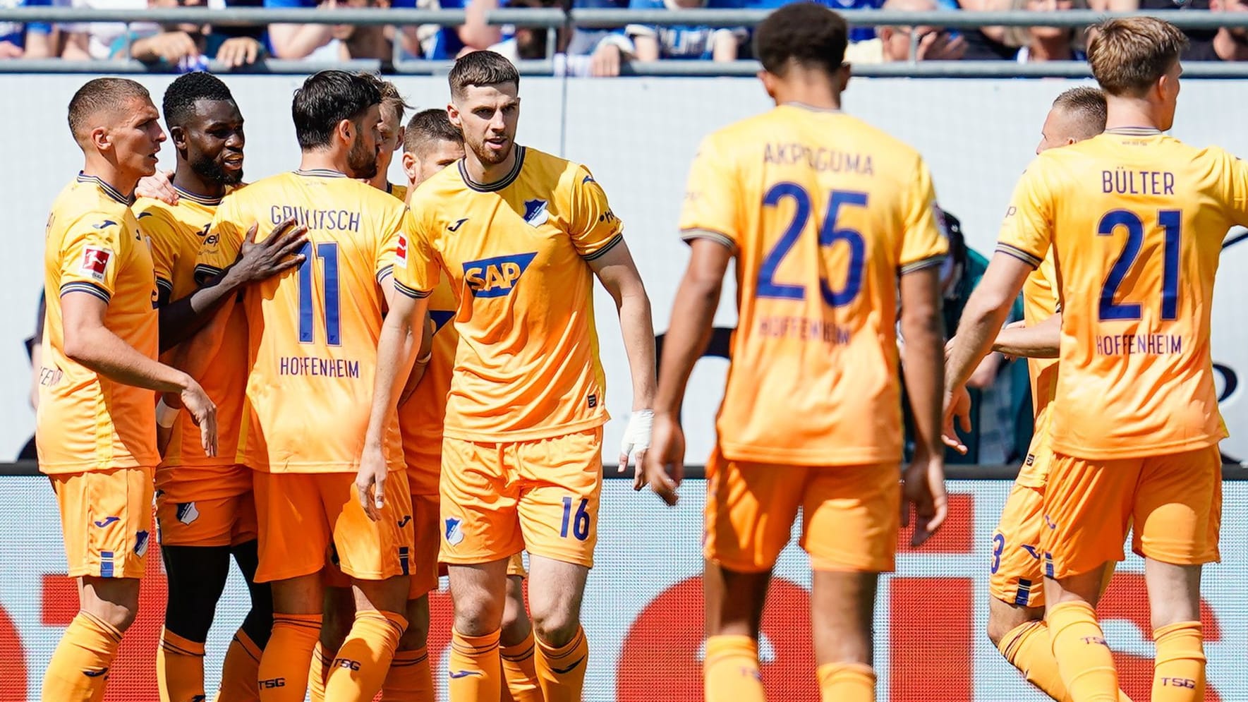 Hoffenheims Spieler bejubeln ein Tor: In Darmstadt feierte die TSG eine torreiche erste Hälfte.