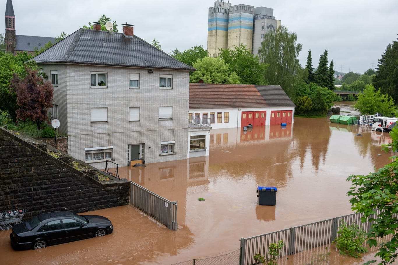 Das Hochwasser der Theel hat Teile der Innenstadt von Lebach überflutet.
