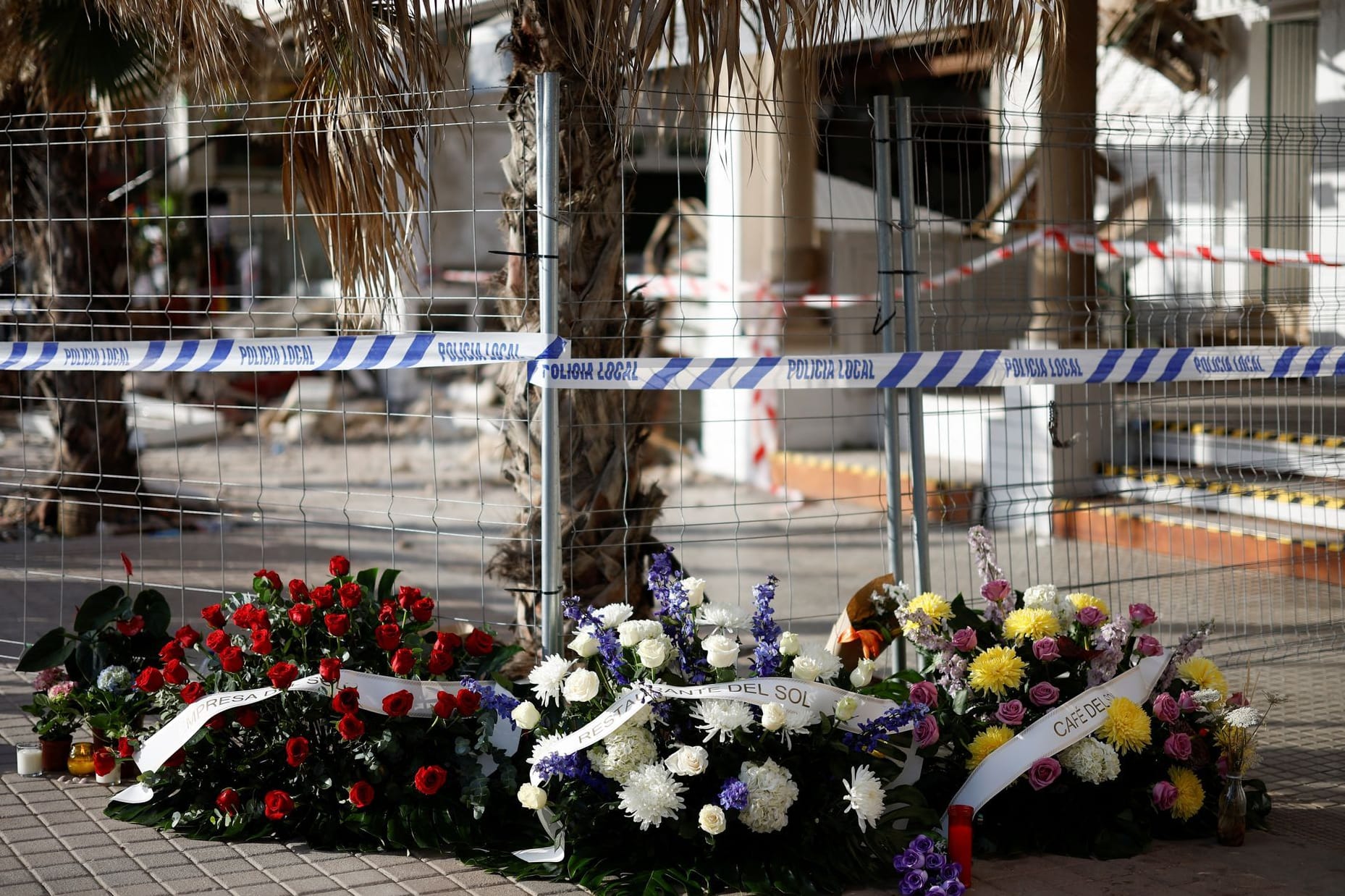 Gedenken vor dem Medusa Beach Club in Palma de Mallorca. Vier Menschen verloren beim Einsturz einer Terrasse ihr Leben.