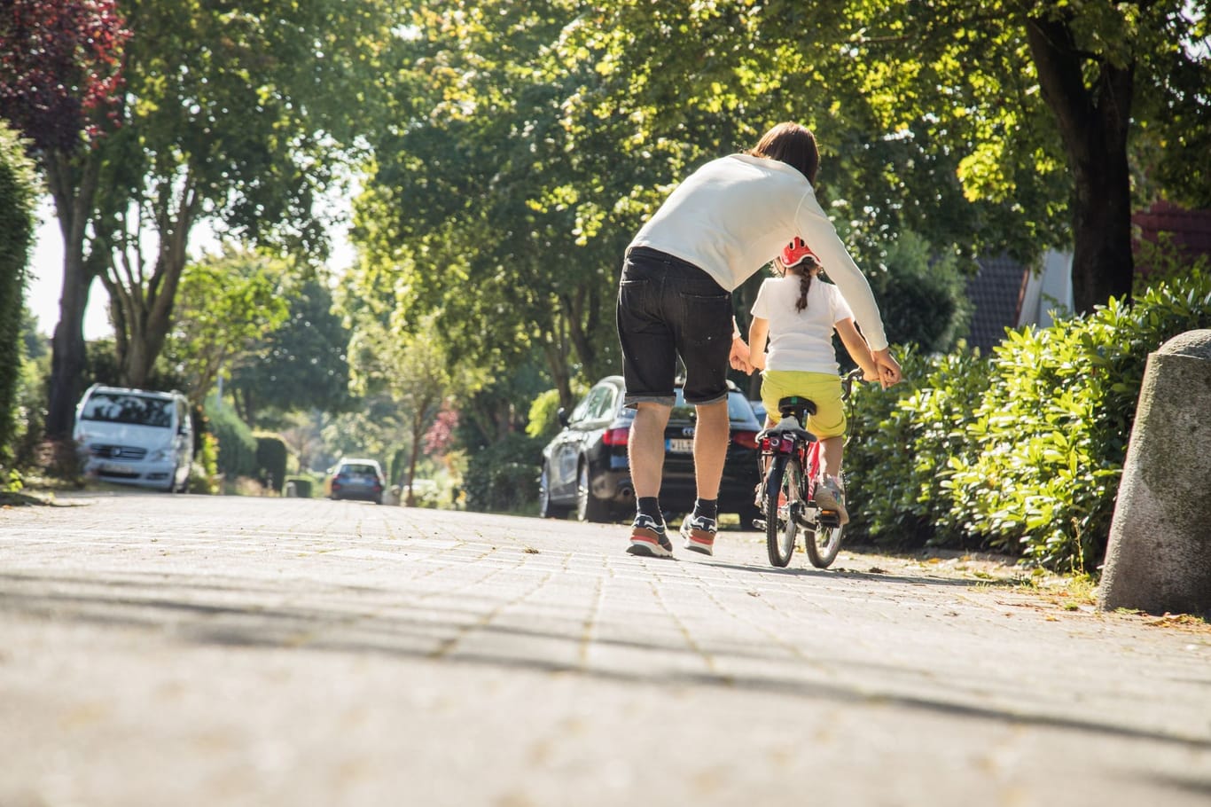 Vater und Tochter beim Fahrradfahren