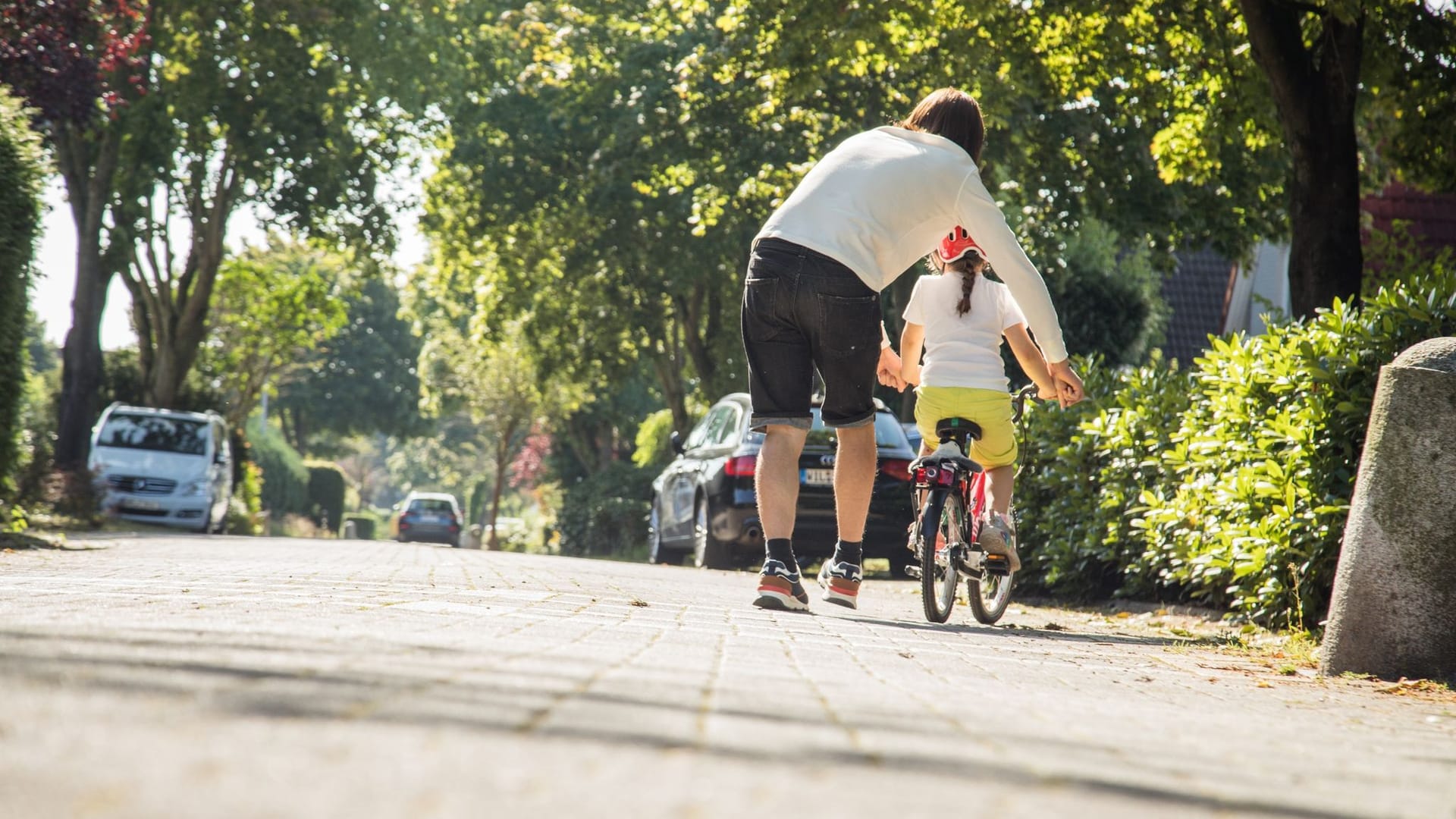 Vater und Tochter beim Fahrradfahren