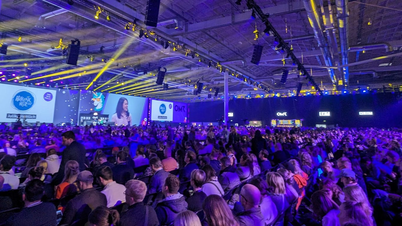 OMR Conference-Bühne in der Halle B7: Die Plätze sind schon am Morgen restlos besetzt.