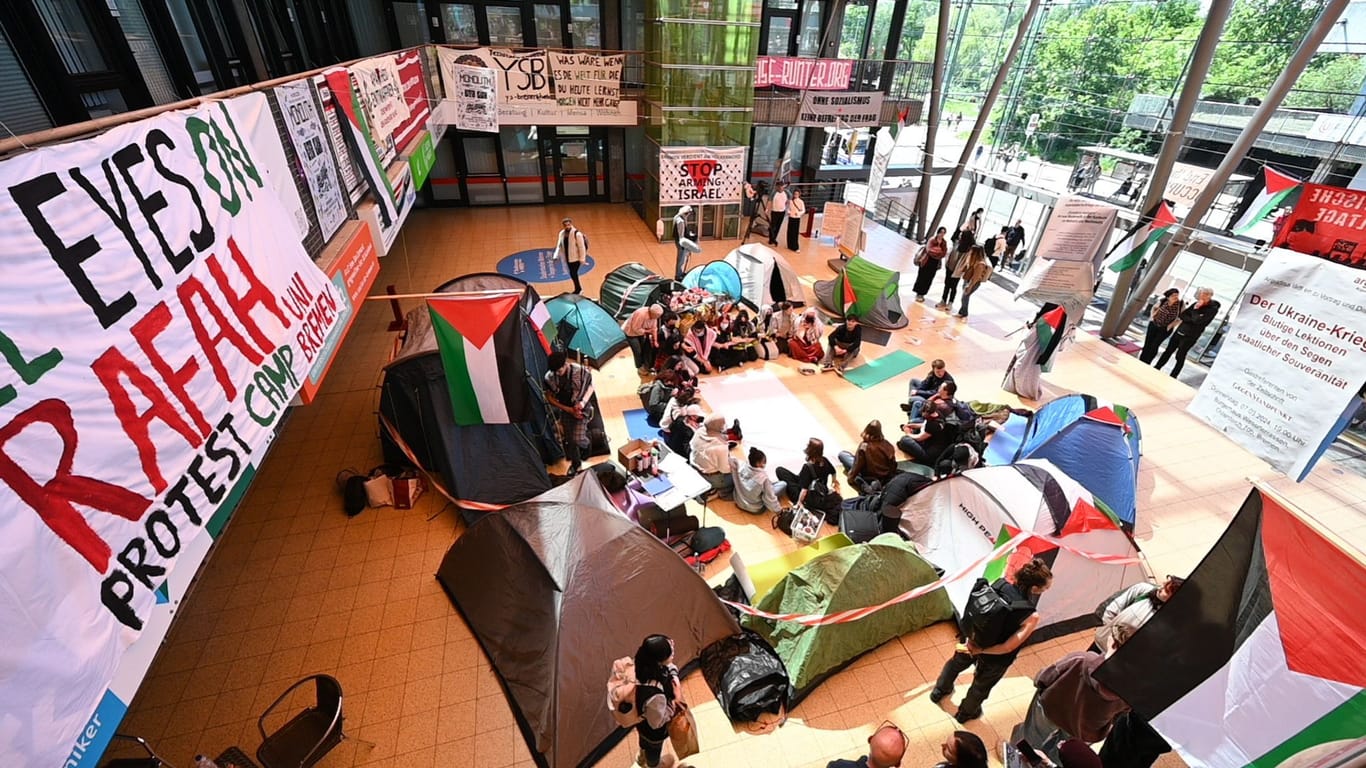 Pro-Palästina-Aktivisten an der Universität Bremen ein Protestcamp errichtet: Die Polizei hat die Aktion am Mittwoch aufgelöst.