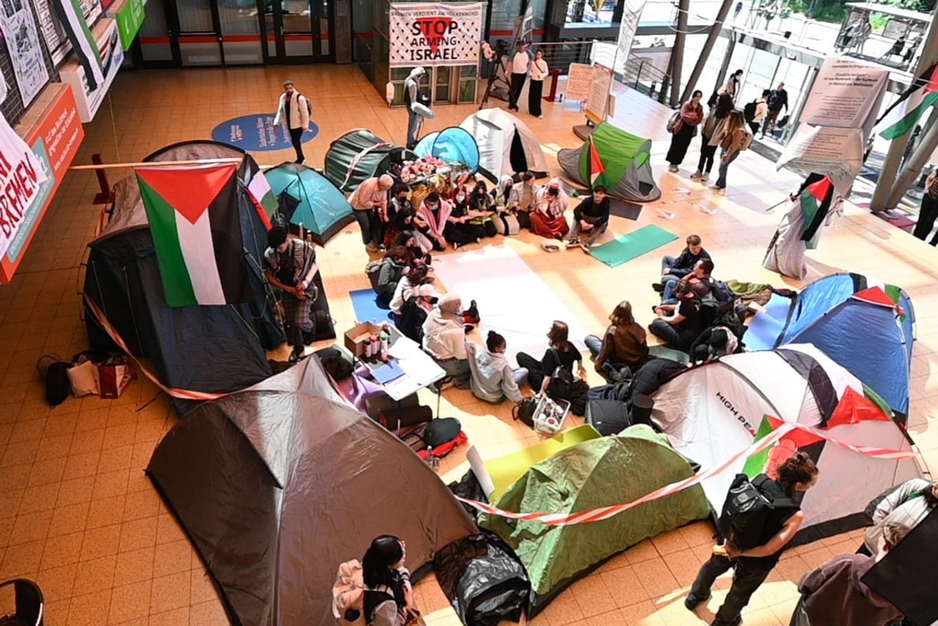 Pro-Palästina-Aktivisten an der Universität Bremen ein Protestcamp errichtet: Die Polizei hat die Aktion am Mittwoch aufgelöst.