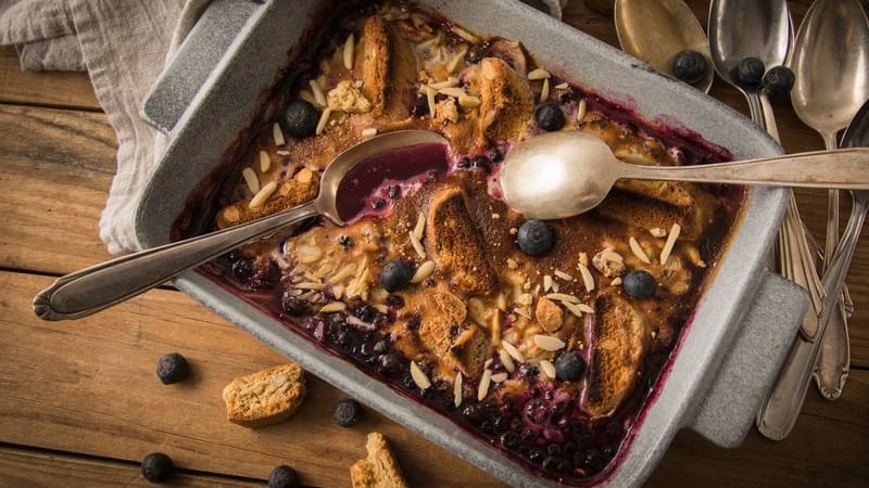 Eine Zabaione kann auch wie ein Auflauf mit Blaubeeren, Mandelstiften und Cantucchini überbacken werden.