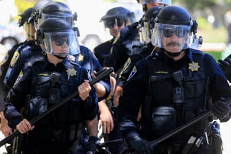 Schritt stundenlang nicht ein: Die Polizei in Los Angeles kam erst, als die Eskalation schon im Gang war.