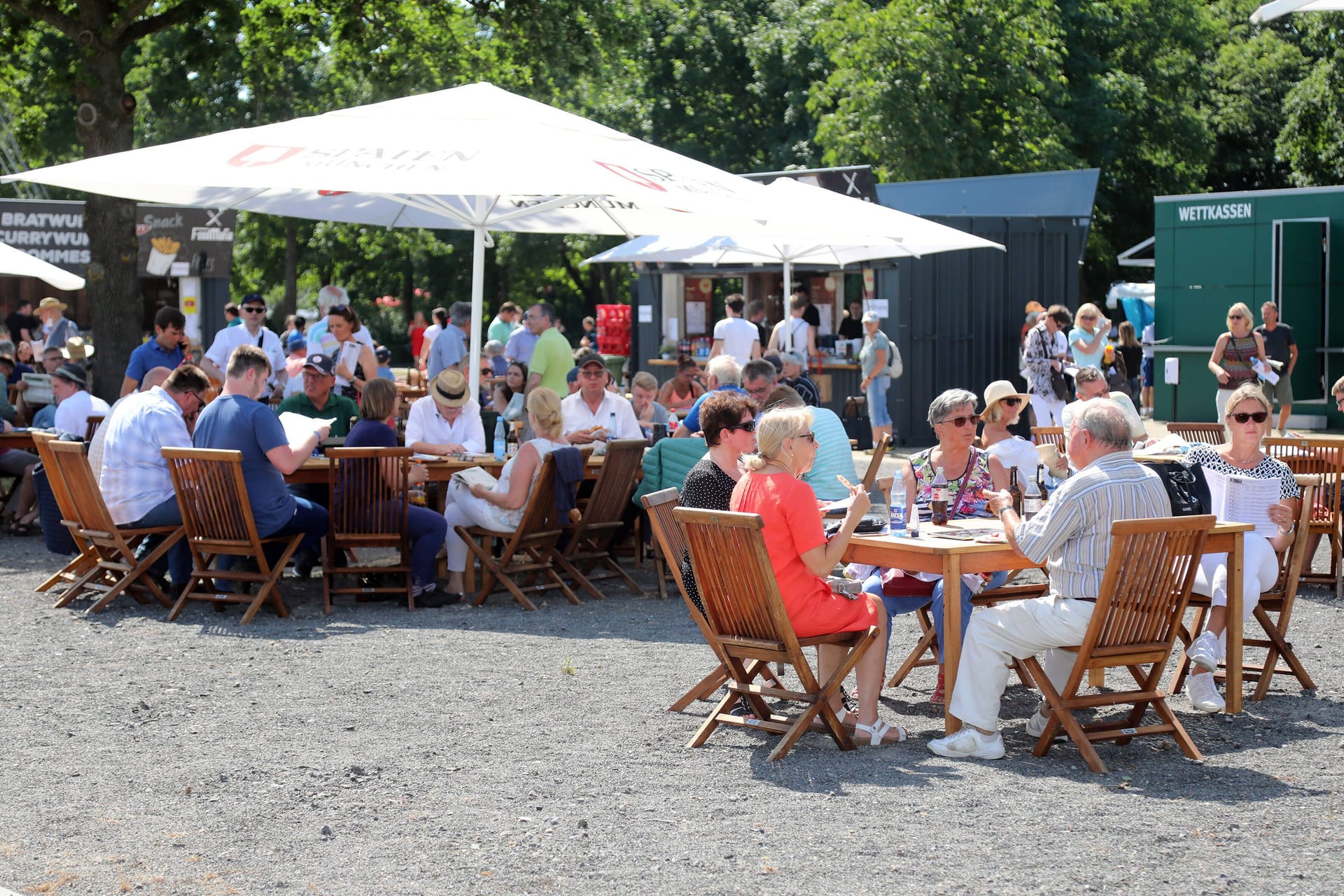 Menschen sitzen im Außenbereich eines Restaurants (Archivbild): FDP, CDU und SPD wollen Vorgaben für die Außengastronomie lockern.