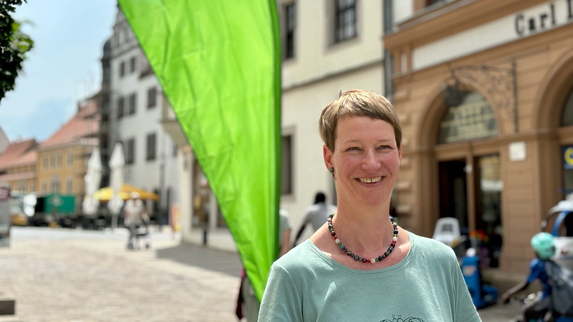 Flagge zeigen: Claudia Kurzweg in der Fußgängerzone von Torgau.