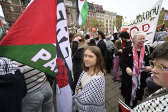 Schweden, Malmö: Die schwedische Klimaaktivistin Greta Thunberg (Mitte) nimmt an der «Stop Israel»-Demonstration teil.