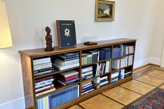 Im Amtszimmer des Bundespräsidenten im Schloss Bellevue steht das Grundgesetz auf dem Bücherregal.