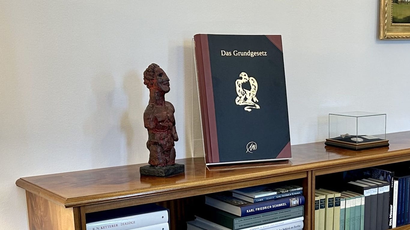 Im Amtszimmer des Bundespräsidenten im Schloss Bellevue steht das Grundgesetz auf dem Bücherregal.
