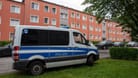 Einsatzwagen der Polizei in einem Duisburger Wohnviertel: Mehrere Wohnungen wurden durchsucht.