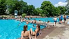 Menschen schwimmen im Kaifubad (Archivbild): Hamburg startet am 17. Mai in die Freibadsaison.