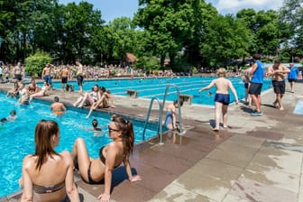 Menschen schwimmen im Kaifubad (Archivbild): Am Montag öffnen alle Freibäder des Bäderlands.