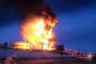 Angriff auf Öldepot in Südrussland: Dieses Bild, das auf sozialen Netzwerken kursiert, soll den Brand in Port Kawkas zeigen.