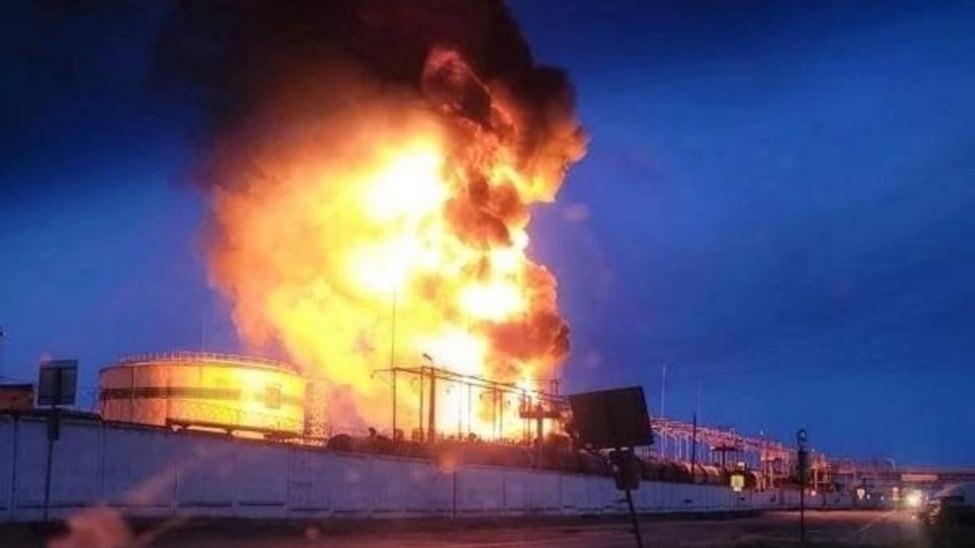 Angriff auf Öldepot in Südrussland: Dieses Bild, das auf sozialen Netzwerken kursiert, soll den Brand in Port Kawkas zeigen.