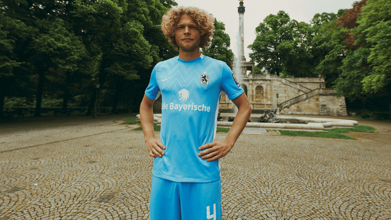 Kapitän Jesper Verlaat präsentiert das neue Heimtrikot: Am Samstag wird das Jersey der Öffentlichkeit präsentiert.