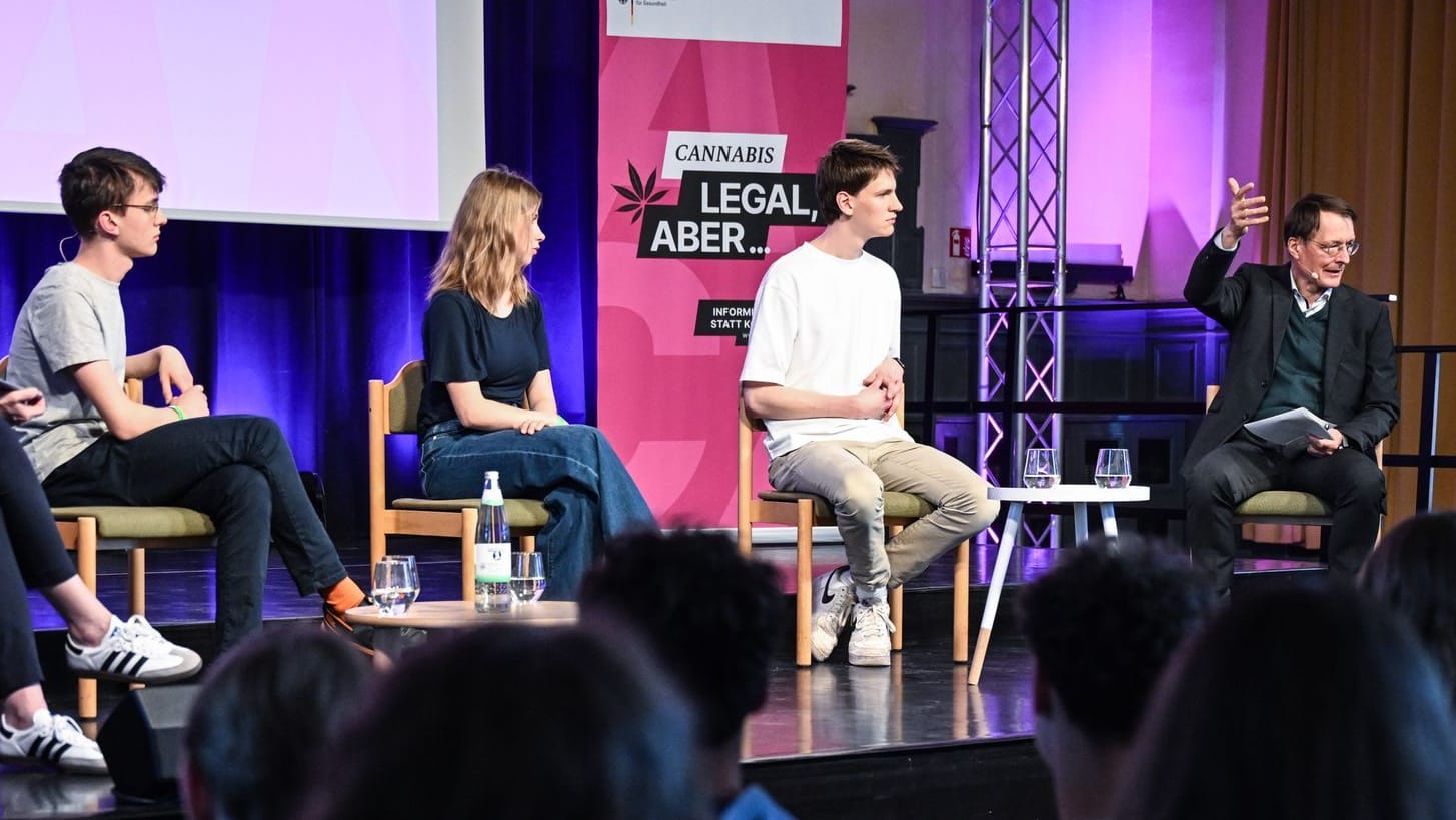 Die Berliner Schüler (links nach rechts) Jasper Mattiessen, Emilia Schwarzberg und Anton Beecken stellten die Fragen auf der Bühne.