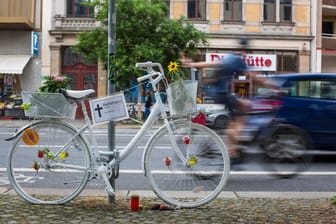 Geisterfahrrad an der Ecke Bautzner Straße und Weintraubenstraße: Dort starb am 30. April 2021 eine Fahrradfahrerin bei einem Unfall mit einem LKW.